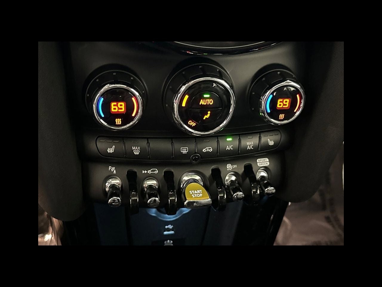 2024 MINI HARDTOP 2 DOOR Iconic