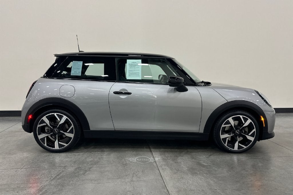 2025 MINI HARDTOP 2 DOOR Iconic