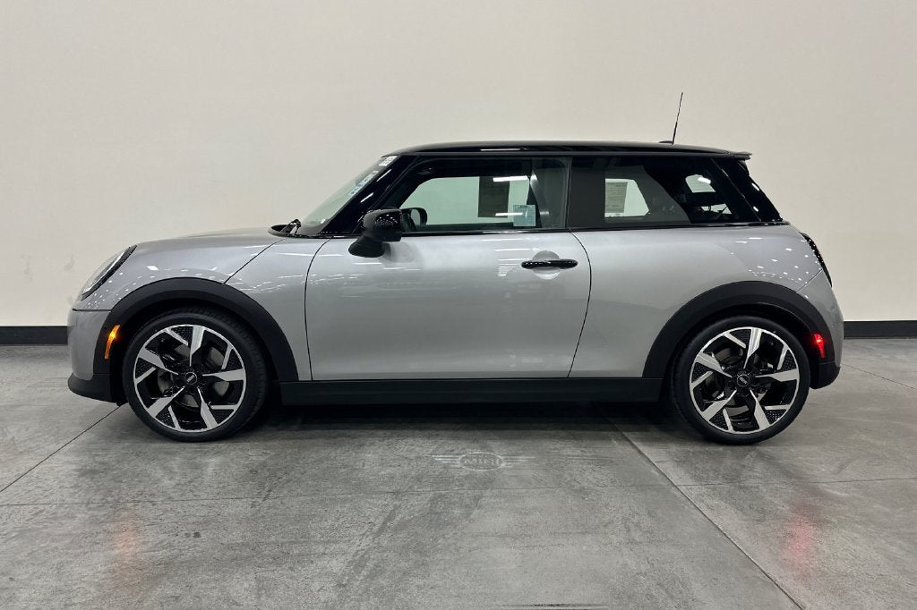 2025 MINI HARDTOP 2 DOOR Iconic