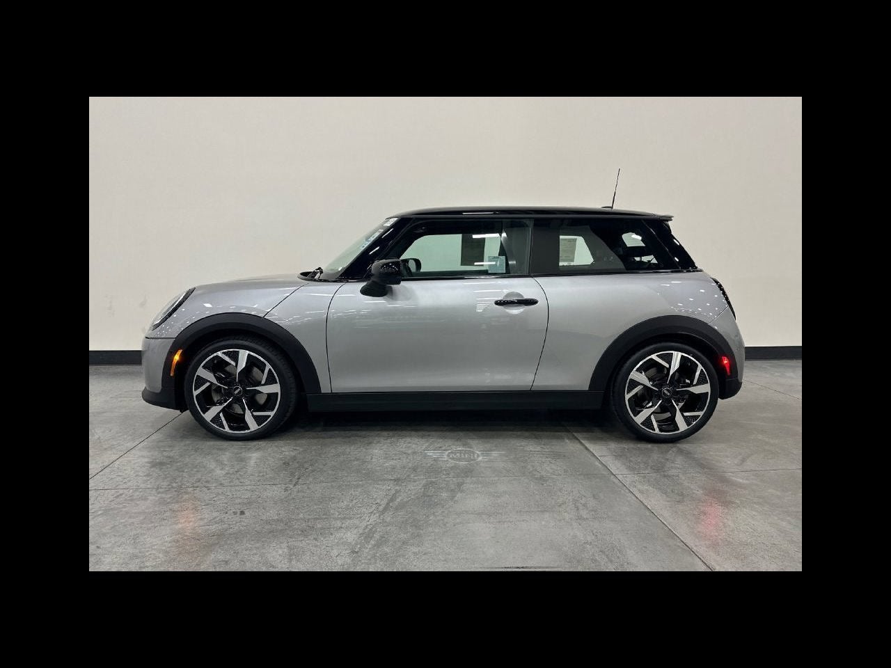 2025 MINI HARDTOP 2 DOOR Iconic