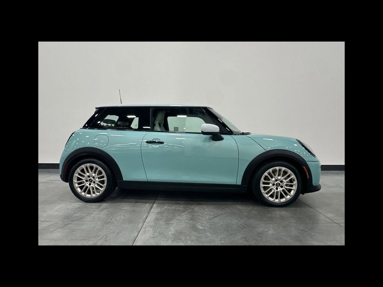 2025 MINI HARDTOP 2 DOOR Iconic