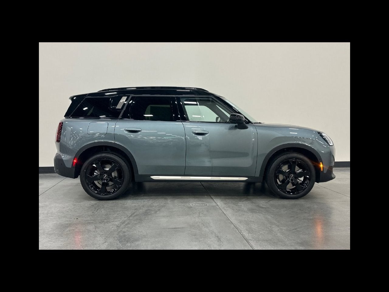 2027 MINI COUNTRYMAN ICONIC