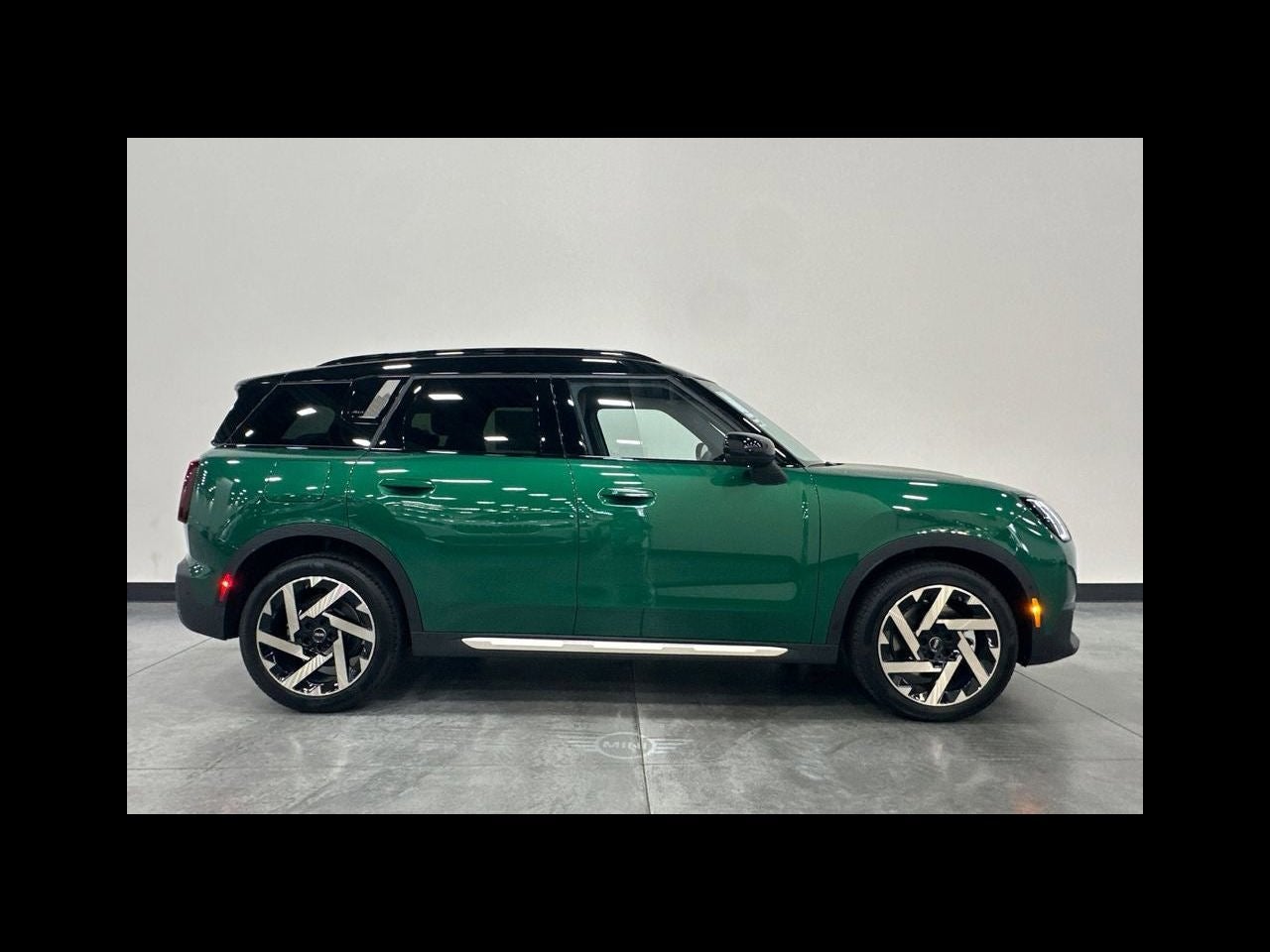 2027 MINI COUNTRYMAN ICONIC