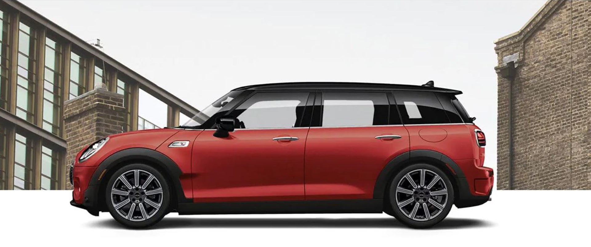 The 2O22 MINI Clubman rolling in front of a building